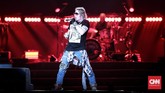 Axl Rose, vokalis ikonik yang tak banyak berbasa-basi dengan penonton ini masih punya karisma dan kemampuan memadai di usia menginjak setengah abad lebih. (CNN Indonesia/Andry Novelino)