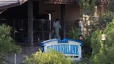 Tragedi ini bermula ketika pelaku yang teridentifikasi bernama David Long menembak satu petugas keamanan di depan bar menjelang tengah malam. (AFP Photo/Robyn Beck)