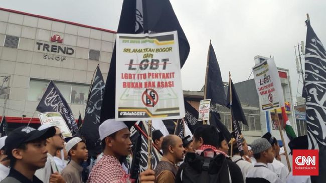 Bawa Bendera Tauhid, Massa Tolak LGBT Datangi Balkot Bogor