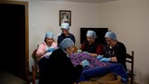 Bunga-bunga itu dipilih secara saksama. Untuk melindungi rasanya, para wanita yang bertugas untuk mengemasnya dilarang mengenakan make-up dan parfum. (REUTERS/Alkis Konstantinidis)