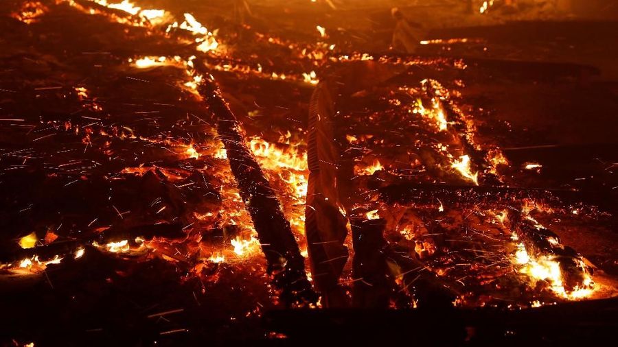 Sejumlah bangunan dan kendaraan ikut terbakar dilahap si jago merah setinggi 15,25 meter.