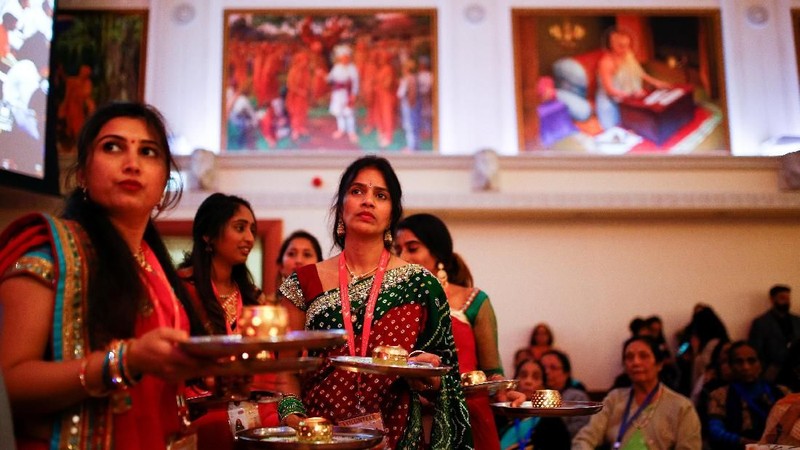 Diwali dikenal sebagai Deepavali, sebuah kata Sanskerta yang berarti 