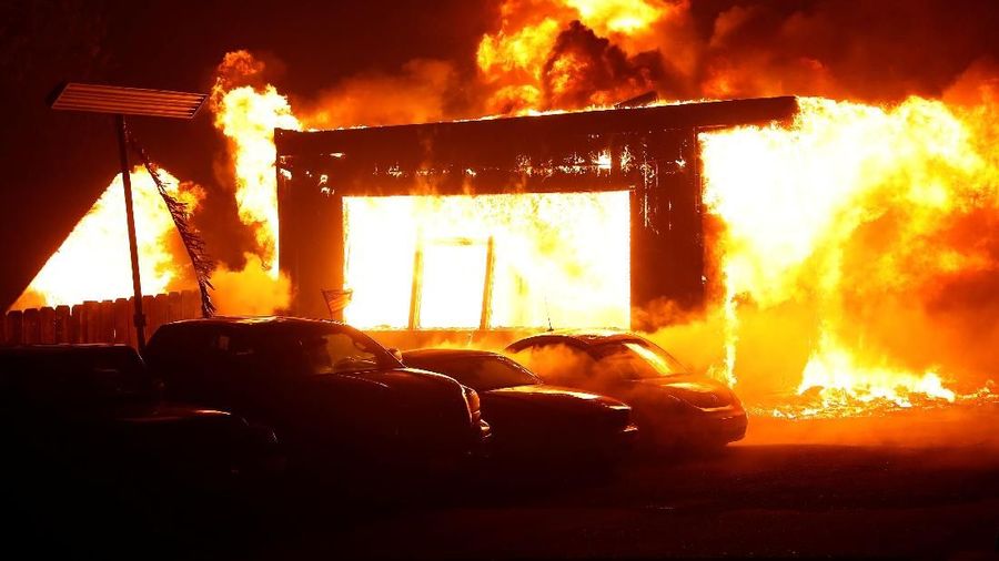 Sejumlah bangunan dan kendaraan ikut terbakar dilahap si jago merah setinggi 15,25 meter.