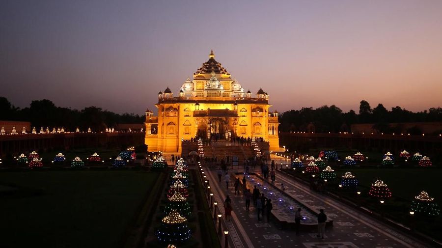 Diwali dikenal sebagai Deepavali, sebuah kata Sanskerta yang berarti 