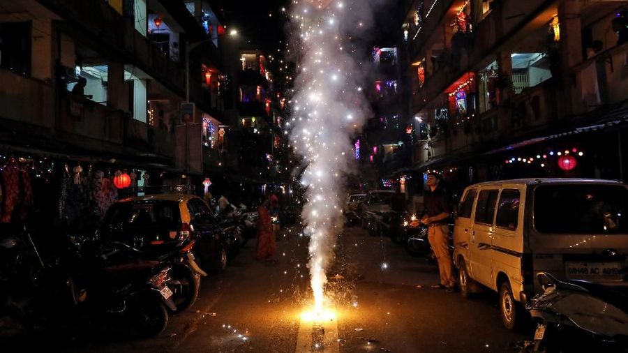 Diwali dikenal sebagai Deepavali, sebuah kata Sanskerta yang berarti 