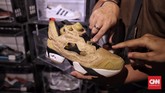Sneaker Puma limited edition yang dimiliki Limited Edt Singapore menjadi salah satu incaran pengunjung pada USS. (CNN Indonesia/Hesti Rika )