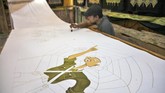 Perajin Batik Laweyan, Solo, Jawa Tengah mewarnai batik tulis bertutur sejarah perjuangan pahlawan nasional, Bung Tomo di rumah produksi Mahkota, Rabu (7/11). (ANTARA FOTO/Maulana Surya)