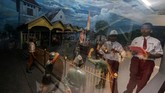 Pelajar tengah koleksi yang dipajang di Museum Satriamandala, Jakarta, Kamis (8/11), dalam rangka memperingati Hari Pahlawan(ANTARA FOTO/Rivan Awal Lingga/hp.)
