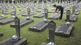 Sementara itu di Jakarta, anggota TNI menaburkan bunga di atas makam seusai mengikuti Upacara Ziarah Nasional usai peringatan Hari Pahlawan 10 November di Taman Makam Pahlawan Nasional Utama Kalibata, Jakarta, Sabtu (10/11/2018). (ANTARA FOTO/Dhemas Reviyanto/kye)