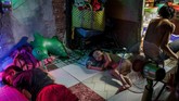 Sekitar 36 ribu rumah di tepi sungai telah dibersihkan pemerintah. (AFP/Nguyen)
