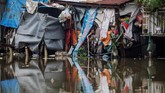 Ada rumah dengan bangunan tinggi, ada pula yang pendek. Sebagian berbentuk miring, menjorok ke tepi sungai yang tercemar. (AFP/Kao Nguyen)
