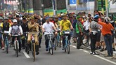 Di Bandung, Presiden Joko Widodo bersepeda sembari mengenakan baju pejuang Bung Tomo didampingi Kepala Staf Presiden Moeldoko (kiri) dan Gubernur Jawa Barat Ridwan Kamil (ketiga kiri), Sabtu (10/11). (ANTARA FOTO/Wahyu Putro A/pras.)