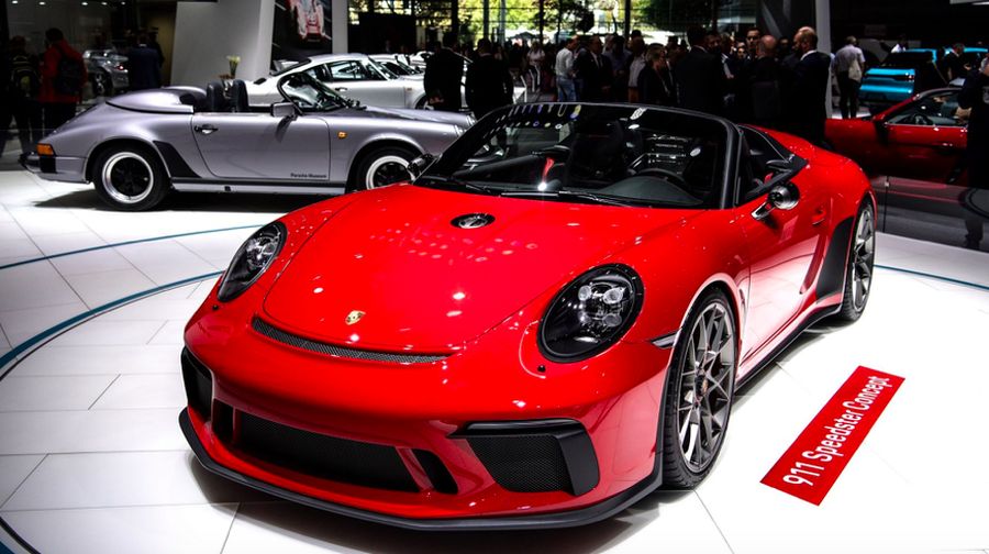 Merek mobil mewah Porsche termasuk salah satu brand favorit para crazy rich dunia.