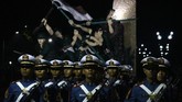 Personel TNI, Polri, ormas, pramuka dan pelajar mengikuti Apel Kehormatan dan Renungan Suci di Taman Makam Pahlawan Kusuma Bangsa Surabaya, untuk mengenang jasa pahlawan, Sabtu (10/11). (ANTARA FOTO/Didik Suhartono)
