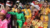 Sejumlah murid sekolah dasar di Kendari, Sulawesi Tenggara mengenakan berbagai pakaian adat saat mengikuti pawai peringatan Hari Pahlawan 2018, Sabtu (10/11) dengan tema Semangat Pahlawan Di Dadaku. (ANTARA FOTO/Jojon/kye)