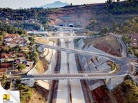 Mengintip Jalan Tol yang Punya Terowongan Tembus Bukit di RI