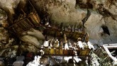 Setelah upacara selama lima hari, mumi tersebut ditempatkan di salah satu gua karang yang tersebar di sekitar wilayah pegunungan. (AFP/GOH Chai Hin)