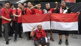 Suporter Timnas Indonesia setia mendukung tim asuhan Bima Sakti meski pertandingan digelar jauh dari tanah air di Stadion Nasional, Kallang. (ANTARA FOTO/Sigid Kurniawan/pd)