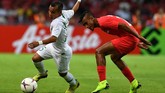 Kehadiran Riko Simanjuntak (kiri) di babak kedua sempat mengubah permainan Timnas Indonesia. Tetapi hasil akhir tetap 1-0 untuk kemenangan Singapura atas Timnas Indonesia berkat gol Hariss Harun di menit ke-37. (ANTARA FOTO/Sigid Kurniawan/pd)