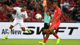 Winger Timnas Indonesia Irfan Jaya (kiri) terkena offside saat dibayang-bayangi pemain Singapura Muhammad Shakir Hamzah dalam pertandingan, Jumat (9/11). (ANTARA FOTO/Sigid Kurniawan/pd)