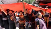 Keluarga membiarkan peti tetap terbuka sebelum dikuburkan. Agar tak mengeluarkan bau, jenazah dimumikan. (AFP/GOH Chai Hin)