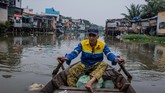 Pemerintah Vietnam telah lama menjanjikan pembangunan kembali 'kanal hitam', sebutan untuk sungai yang warnanya hitam pekat karena sudah tercemar limbah. (AFP/Nguyen)