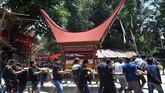 Salah satu keluarga di Toraja menyimpan peti berisi jenazah di dalam rumah selama 7 bulan sebelum akhirnya disemayamkan di bukit. (AFP/GOH Chai Hin)