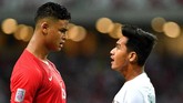Septian David Maulana (kanan) yang bermain pada menit ke-84 bersitegang dengan pemain Singapura Irfan Fandi Ahmad yang juga anak pelatih Fandi Ahmad. (ANTARA FOTO/Sigid Kurniawan/pd)