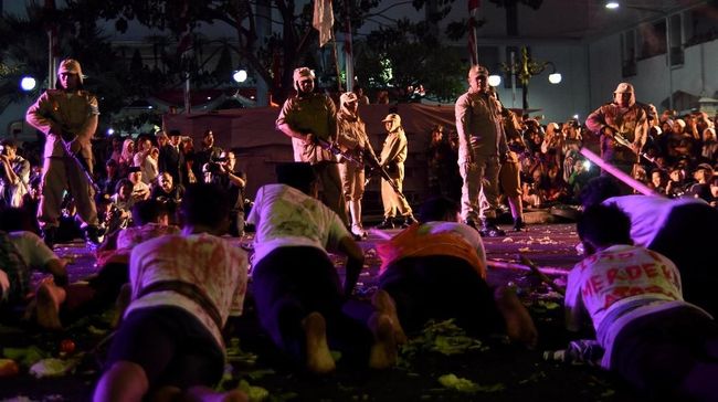 Drama Hari Pahlawan, Penonton di Rel di Luar Kendali Panitia