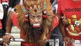Banyak cara bagi suporter untuk mendukung Timnas Indonesia saat menghadapi Singapura di laga pertama Piala AFF, salah satunya dengan mengenakan topeng. (ANTARA FOTO/Sigid Kurniawan/pd)