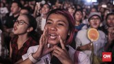 Penonton terlihat antusias menikmati musik di The 90's Festival, Jakarta, Sabtu (10/11).