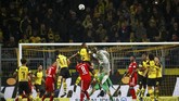 Kiper Bayern Munchen Manuel Neuer terlihat turut membantu penyerangan pada menit-menit akhir laga. Namun upaya Neuer tak mampu menghasilkan gol penyama kedudukan. (Thomas Delaney REUTERS/Wolfgang)