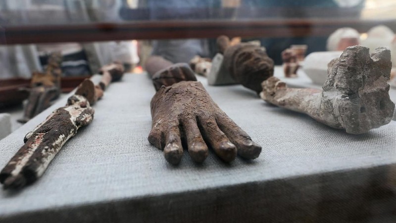 Mumi itu ditemukan di tepi kompleks piramida Raja Userkaf di pemakaman kuno Saqqara, selatan Kairo, Mesir.