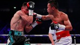 Daud Yordan mulai bangkit memasuki ronde keenam dengan banyak melancarkan pukulan hook dan beberapa kali tepat mendarat di wajah Anthony Crolla. (Reuters/Andrew Couldridge)