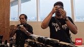 Gantungan kunci belas roll film yang telah dipake di jual di pameran Low Light Bazar Jakarta, (11/11). (CNN Indonesia/Hesti Rika)