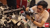 Selain yang berusia matang, fotografi analog juga digemari oleh anak-anak muda yang merasa bosan mengolah foto dengan kamera digital dan perangkat lunak serba bisa.