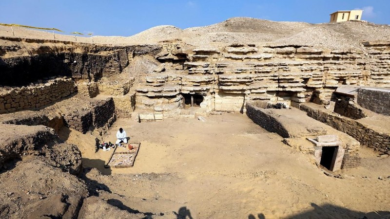 Mumi itu ditemukan di tepi kompleks piramida Raja Userkaf di pemakaman kuno Saqqara, selatan Kairo, Mesir.