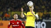 Bintang-bintang sepak bola yang menjadi tulang punggung kedua tim saling beradu seperti Marco Reus dan Franck Ribery yang bertemu di lini tengah. (REUTERS/Kai Pfaffenbach)