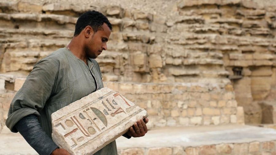 Mumi itu ditemukan di tepi kompleks piramida Raja Userkaf di pemakaman kuno Saqqara, selatan Kairo, Mesir.