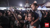 Banyak pengunjung yang menonton The 90's Festival bersama anaknya.