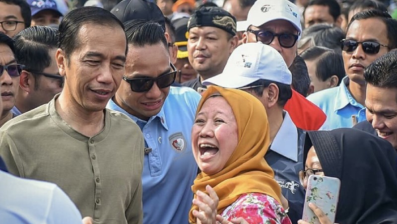 Warga berebut untuk bersalaman dan berfoto dengan Jokowi.
