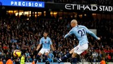 Pada menit ke-12, David Silva membuka keunggulan lewat tendangan jarak dekat yang tak bisa dihalau oleh David De Gea. (Reuters/Jason Cairnduff)