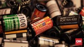Selain penjualan kamera, di Low Light Bazaar juga tersedia penjualan roll film, jasa perbaikan dan jasa cuci cetak foto