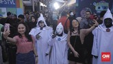 Penonton berpose bersama cosplayer di The 90's Festival, Jakarta, Sabtu (10/11). The 90's Festival merupakan festival musik yang menghadirkan band di era tahun 90an. Acara ini berlangsung di Gambir Expo, Kemayoran, Jakarta.