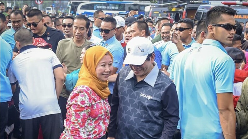 Warga berebut untuk bersalaman dan berfoto dengan Jokowi.