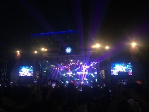 Ingin Bernostalgia, Pasangan Ini Kompak Pakai Seragam SMA di 90s Festival