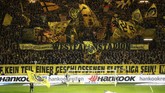 Fan Borussia Dortmund menyambut meriah laga antara tim kesayangannya menghadapi Bayern Munchen dalam pertandingan bertajuk 'Der Klassiker' yang terjadi pada pekan ke-11 Bundesliga 2018/2019. (REUTERS/Wolfgang Rattay)