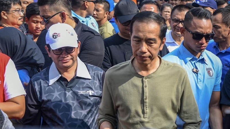 Warga berebut untuk bersalaman dan berfoto dengan Jokowi.