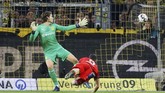 Robert Lewandowski mencetak gol pada menit ke-26 yang membuat Bayern Munchen unggul 1-0 hingga babak pertama usai. (REUTERS/Kai Pfaffenbach)