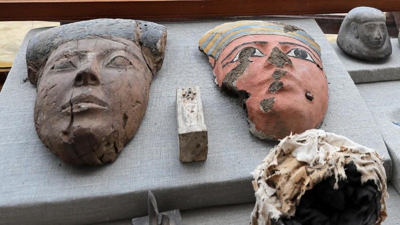 Mumi itu ditemukan di tepi kompleks piramida Raja Userkaf di pemakaman kuno Saqqara, selatan Kairo, Mesir.